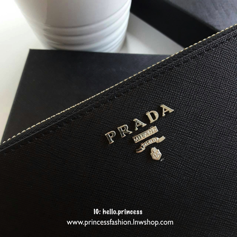 รุ่นขายดี เข้าแล้วค้า ช็อปเลย!! กับ Prada Wallet Saffiano กระเป๋าสตางค์ซิปรอบ *พร้อมสายคล้องมือ เปิดปิดด้วยซิป อะไหล่ทอง ปั้มแบรนด์ ทั้งใบ *จุดเด่นมีช่องใส่มือถือ ได้ถึงiphone7+ ใส่บัตรได้หลายช่อง ด้านในมีช่องซิปแยกอีก1ช่อง แถมยังมี ช่องใส่รูปอีกด้วยค้า เ