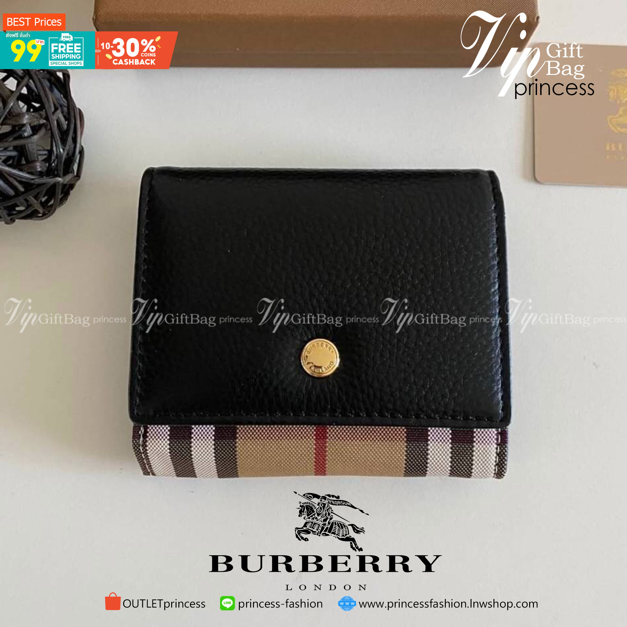 Burberry Card Holder Wallet กระเป๋าเก็บบัตร พร้อมใส่ธนบัตร ขนาดพกพาสะดวก ปั้มอะไหล่ทองเรียบหรู เหมาะมากสำหรับใครที่ พกบัตรต่างๆเยอะๆ ทำให้กระเป๋าสตางค์หนา ตุง เทอะทะ ง่ายๆแค่ใบนี้ใบเดียวเอาอยู่จ้า สวยหรู มาพร้อมกล่อง สามารถซื้อเป็นของขวัญ หรือจะซื้อใช้เอง