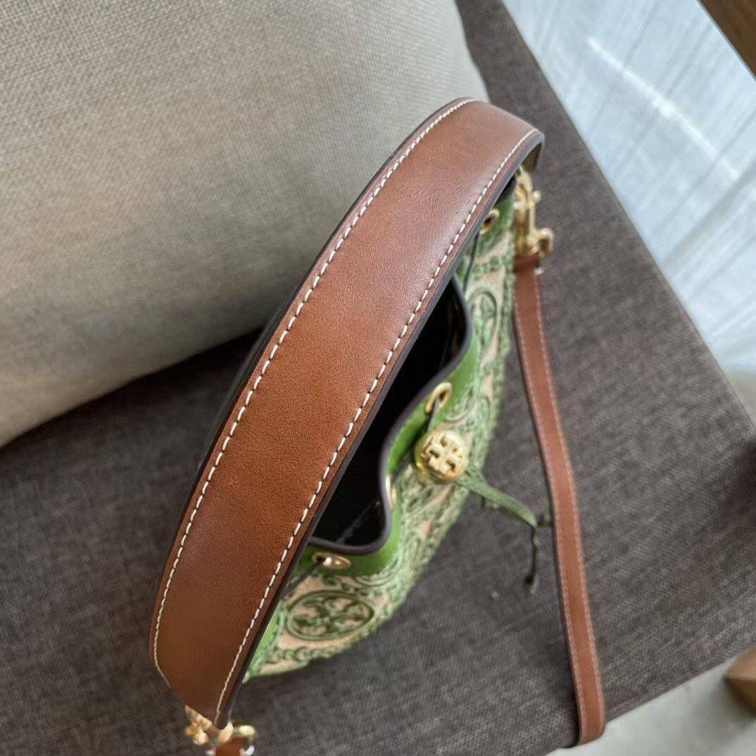 ของแท้ 💯% 】Tory T Monogram Straw Bucket Bag New collection กรี๊ดดดเขียวเหนียวทรัพย์ก็มา ใบนี้คือที่สุด สวยมาก งานประณีตมาก เย็บปักถักร้อยด้วยวัสดุธรรมชาติ หนังวัวแท้