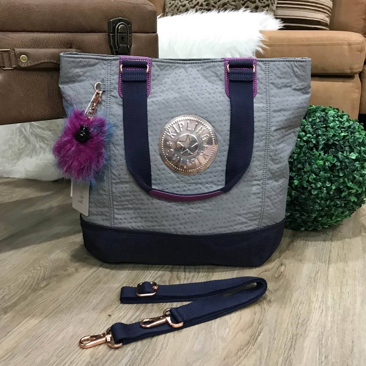 KIPLING SHOPPER BAG รุ่น Limited Rare items! สุดๆ วัสดุ Cotton+Polyester 100% ดีไซน์คลาสสิกมีลูกเล่นที่เทคเจอร์ตัวกระเป๋าสวยเป็นเอกลักษณ์เฉพาะของ Kipling หูหิ้วสะพายไหล่ได้ มือจับหูหิ้วเป็นหนังปั้มโลโก้ พวงกุญเเจลิงถอดเเยกใช้ได้ เปิดปิดด้วยซิป หัวซิปปั้มเ