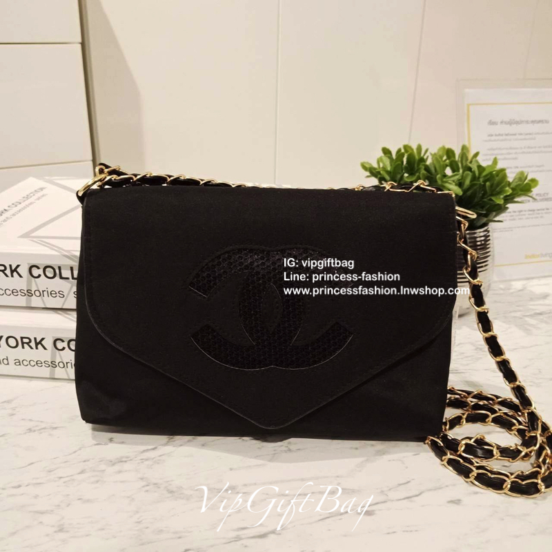 Chanel NYLON CROSSBODY VIP GIFT BAG กระเป๋าอเนกประสงค์ทรงสวย จากงาน แบรนด์ดังอย่าง CHANEL วัสดุทำจาก NYLON อย่างดี **ตัวกระเป๋าอยู่ทรงสวย กันน้ำได้ ปักเลื่อม CC ด้านหน้าสีดำสวยหรู อะไหล่ทองทั้งใบ เปิดปิดด้วยกระดุมแม่เหล็ก มีช่องใส่ของใหญ่พร้อมช่องซิป **ใส