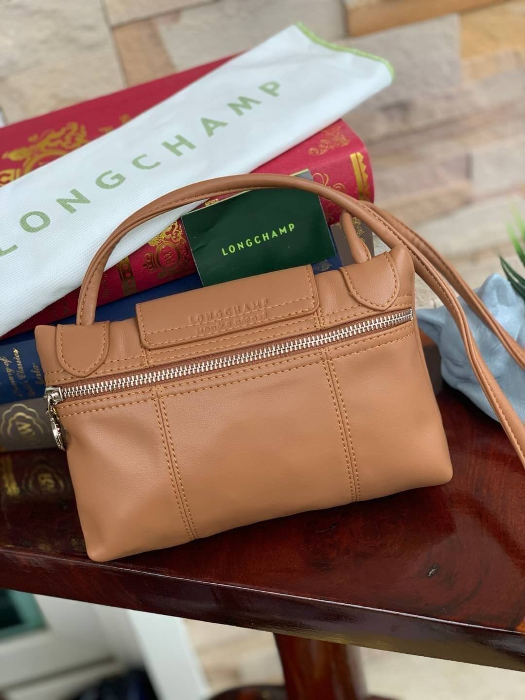 Longchamp Le Pliage Cuir Crossbody Bag อีกหนึ่งคอลเลคชั่น Le Pliage Cuir หนึ่งในตระกูลกระเป๋าสุดไอคอนิก