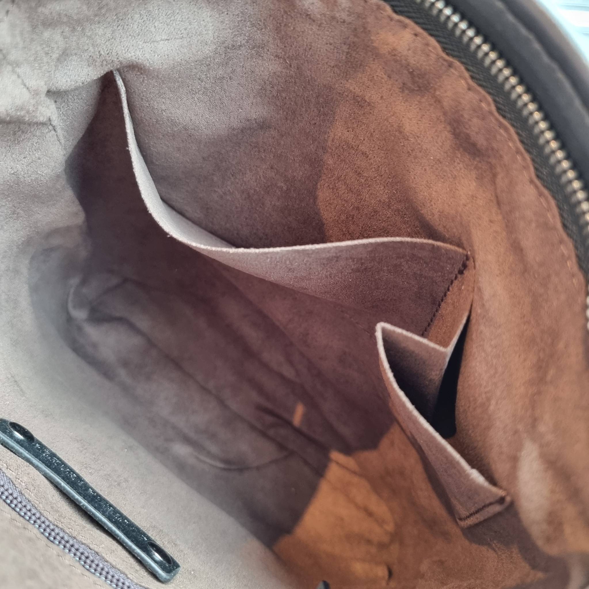 VIP 】อีกหนึ่งไอเท็มเด็ดที่หนุ่มๆรอคอย กระเป๋าสะพายข้างทรงแมสเซนเจอร์ B.ottega venata vip bag ดีไซน์คลาสสิคเอกลักษณ์ ลายสานเรียบหรู ดูแพง ทรงผู้ดี หล่อไปอีก อัพลุคไปอีก วัสดุหนังวัวเต็มใบ เปิด-ปิดด้วยซิป ภายในโล่งกว้างใส่ของได้ครบถ้วนสิ่งสำคัญ สายสะพายปรับ