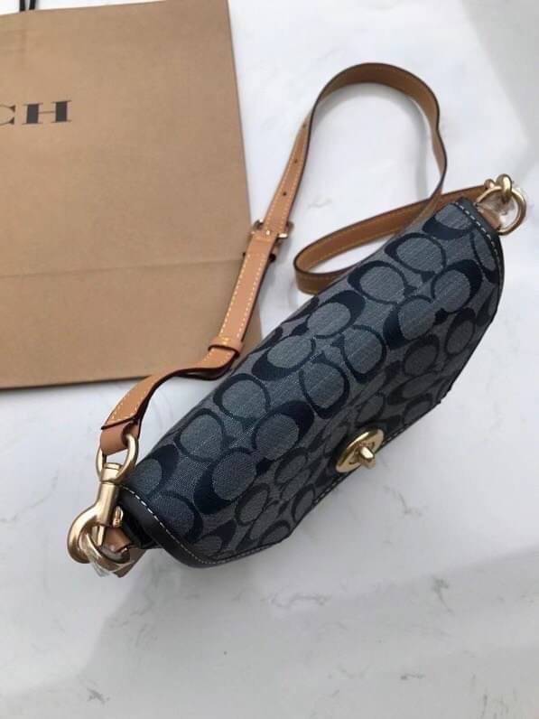 คอลเลคชั่นใหม่ ทั้งสวยทั้งคุณภาพค่ะ COACH KARLEE CROSSBODY BAG พร้อมส่ง ได้ไปไม่ผิดหวังแน่นอนค่ะ! สวยๆแบบคนดังระดับโลกกันค่าา กระเป๋าสะพายแบบครอสบอดี้ร์ หนังแท้นิ่มสวยงามมากๆค่ะ รูปทรงน่ารักกระทัดรัด เปิดปิดกระเป๋าแบบหมุนล็อค ภายในสามารถ