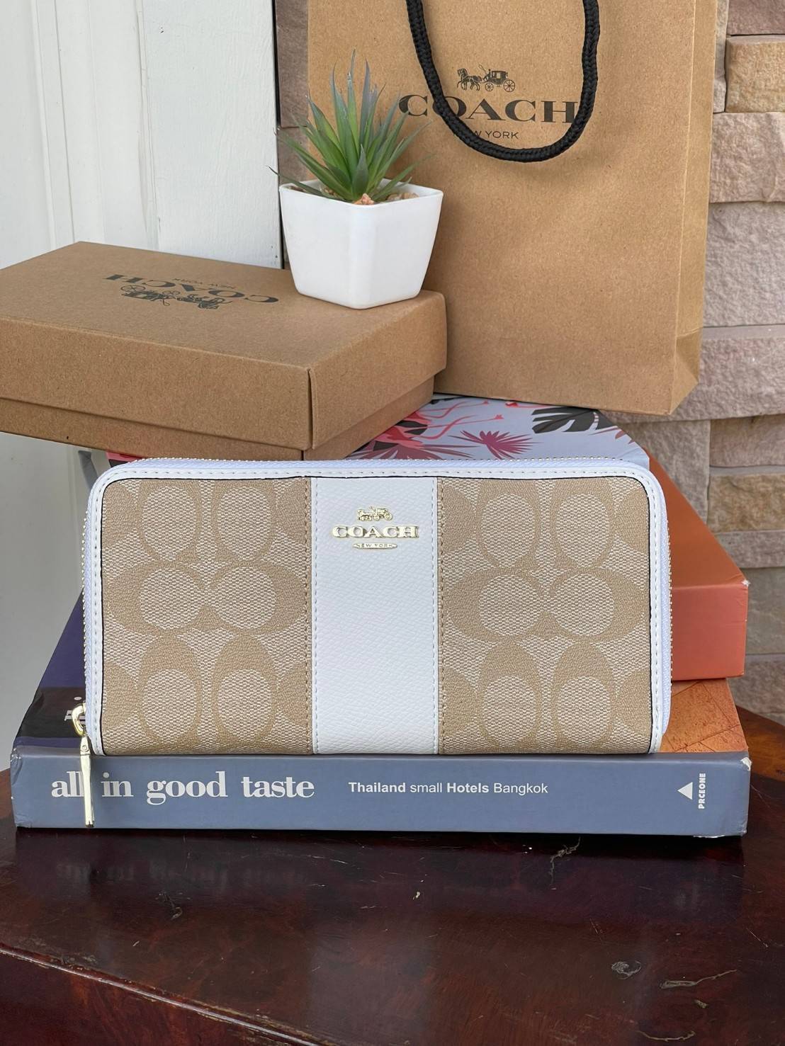 COACH F54630 ACCORDION ZIP WALLET IN SIGNATURE เป็นกระเป๋าสตางค์ที่เหมาะกับการใช้งาน นอกจากเพิ่มความมั่นใจแล้ว ยังทำให้ชีวิตของเราง่ายขึ้นอีกด้วย โดยการเปิดปิดแบบซิปรอบ สามารถใส่ธนบัตร เหรียญ บัตรต่างๆได้หลายใบเลยทีเดียว ขนาดของกระเป๋าสามารถถือแทนกระเป๋าค