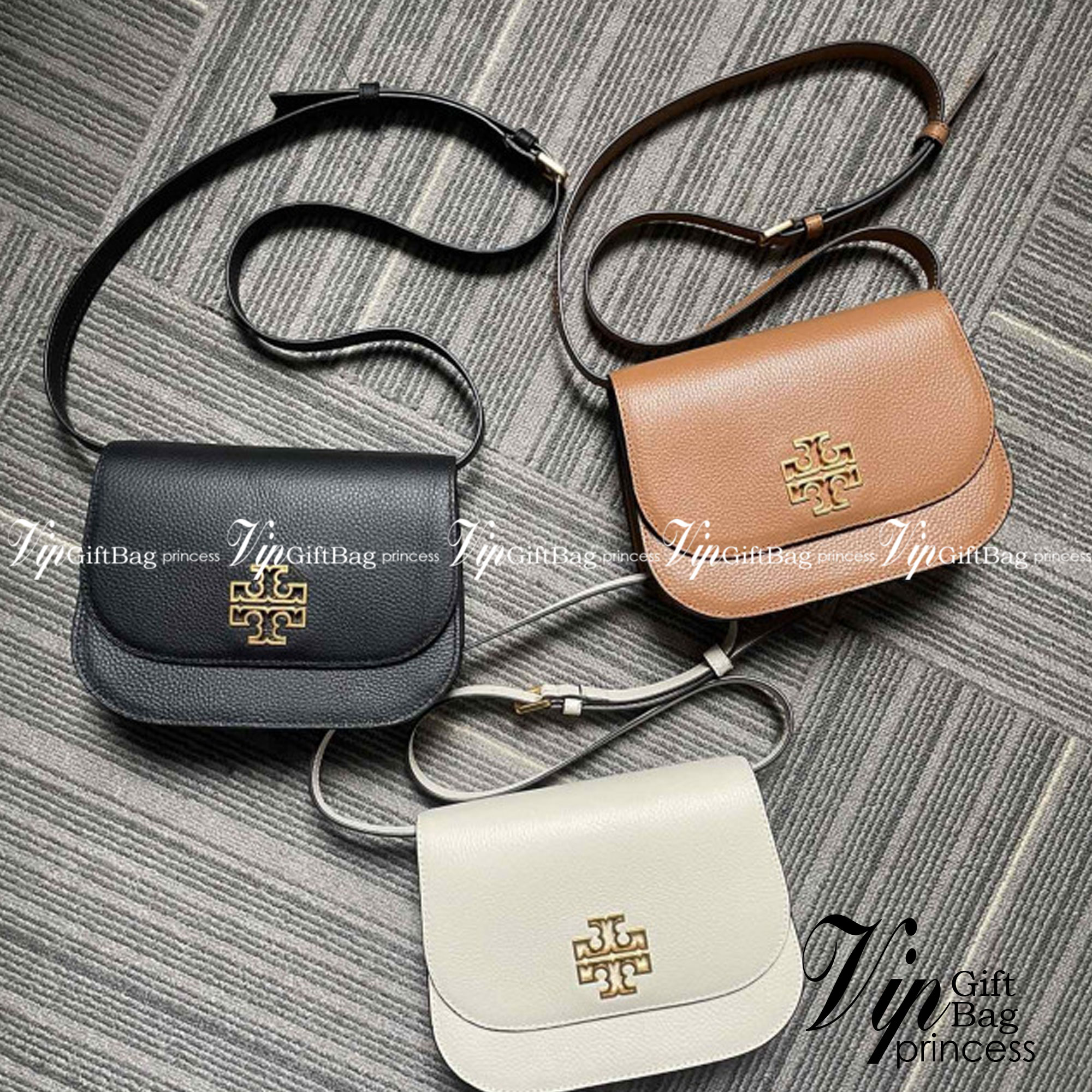 TORY BURCH BRLTTEN SMALL SADDLE BAG / Tory Burch Britten Flap Shoulder Bag กระเป๋าสะพายข้าง วัสดุหนังแกะแท้ ด้านหน้าประดับโลโก้แบรนด์ เปิด-ปิดกระเป๋าแบบกระดุมแป็กแม่เหล็กแน่นหนา ภายในมีช่องหลัก ใส่กระเป๋าเงินใบกลาง มือถือได้ทุกรุ่น มีช่องแยกใส่ของจุกจิกอี
