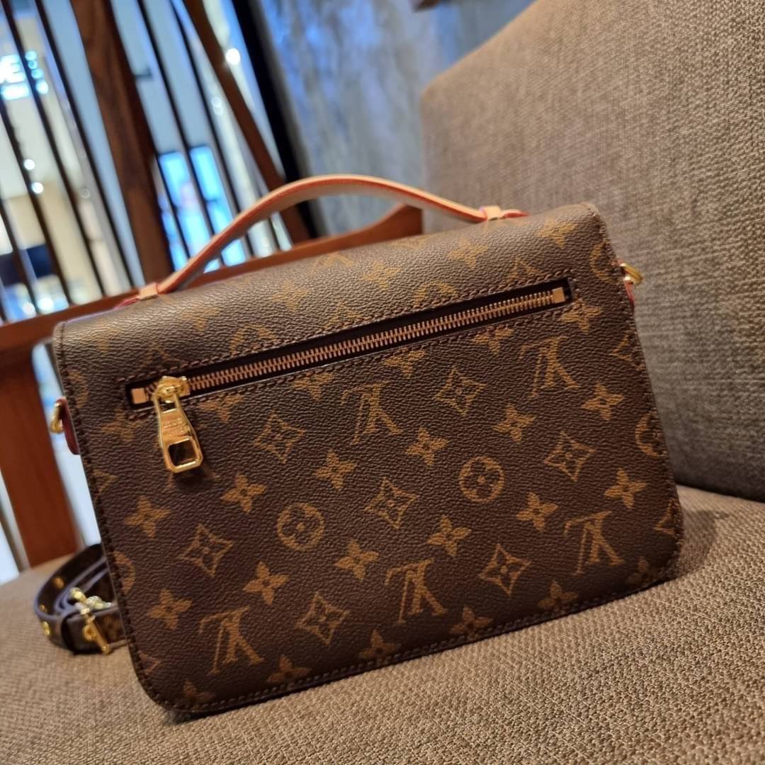 ยกระดับให้ตัวเอง กับไอเท็มสุดเลิศ ที่สาวๆตามหา LV pochette metis กระเป๋าถือ/สะพายทรงสวย คลาสสิค ดีไซน์เรียบง่าย แต่แฝงความหรู วัสดุหนังแคนวาสคุณภาพดี เปิดปิดด้วยตัวบีบล็อค ด้านหลังมีช่องซิปแยก ภายในซับสวยงามมาก ดูแพงที่สุด แบ่งสัดส่วนดูเหมาะ น่าใช้จริงๆ ส