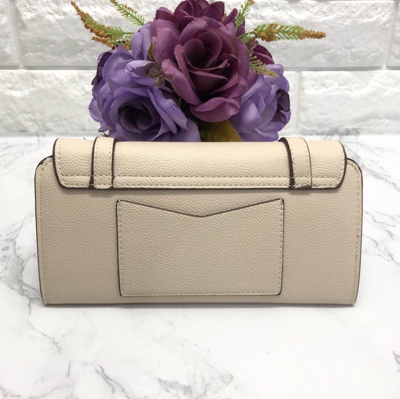 New arrival !!! CHARLES & KEITH STRAP DETAIL LONG WALLET BAG พร้อมส่งกระเป๋าสตางค์รุ่นใหม่ชนช็อป วัสดุหนังคาร์เวียสวย ดีไซน์เก๋แบบสายหนังคาดด้านหน้า เปิดปิดกระเป๋าแบบแม่เหล็ก ภายในมีช่องใส่ธนบัตร และช่องใส่บัตรถึง 10 ช่อง มีช่องซิปกลาง ด้านหลังกระเป๋ามีช่