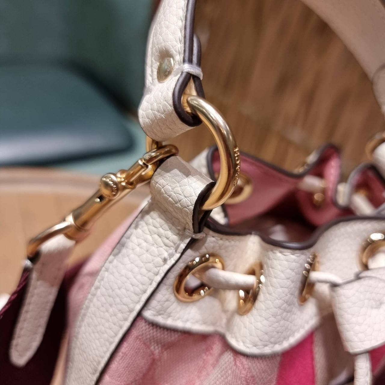 COACH C5121 DEMPSEY 15 DRAWSTRING MINI BUCKET BAG น้องคนสวยมาใหม่จ้า รุ่นใหม่กริ๊บ!! ยังไม่เข้าช็อปไทย ละมุนคุณหนูต้องมาแล้วแหละ กระเป๋าทรงถังไซส์มินิ ใช้งานง่ายด้วยการรูดหนังปิดรอบปากกระเป๋า ทุกอย่างลงตัวที่สุด!! มาพร้อมตัวห้อยรูปหัวใจสีทองกุ๊กกิ๊ก น่ารั