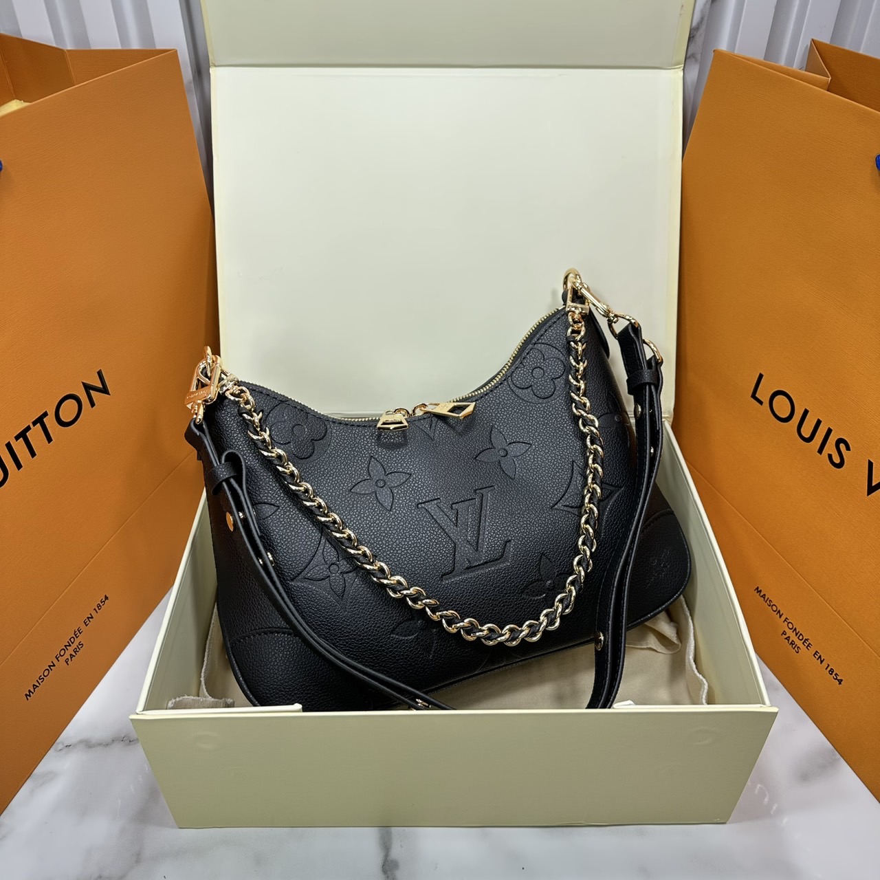 ORI หนังแท้ | LV Boulogne PM bag Monogram Empreinte leather กระเป๋าสะพายสุดไอคอนิกใช้งานได้หลายสไตล์ ประจำฤดูกาลในหนัง Monogram Empreinte มอบทางเลือกในการพกพาที่หลากหลายเช่นเดียวกับรุ่นแคนวาสดั้งเดิม