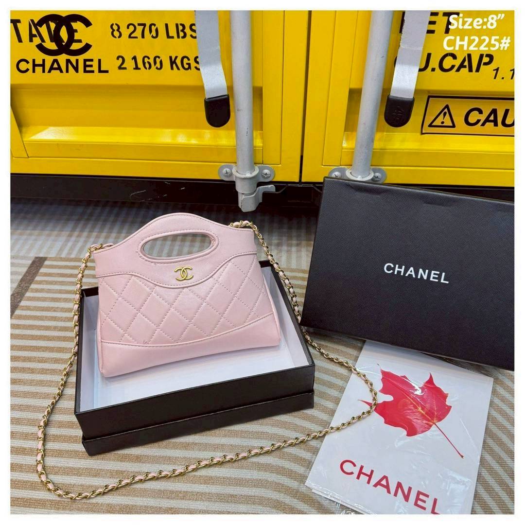 Chanel 31 Mini Shopping Bag กระเป๋าสะพายพร้อมหูจับในตัวทรงสวยมาก ขนาดกำลังดี ปุ๊กปิ๊กน่ารัก ใช้งานสะดวก แมทชุดง่าย ทุกลุค ทุกสไตล์ เป็นไอเท็มสวยรับทรัพย์ก่อนปีใหม่ได้เลย
