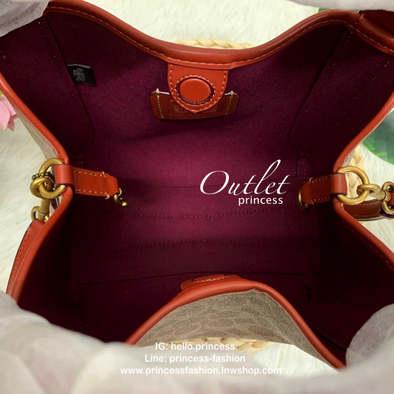 COACH HADLEY HOBO 21 BAG กระเป๋าถือหรือสะพายข้าง เรียบหรู หนังแกะแท้ ลาย signature brand หนังนิ่ม ปรับเปลี่ยนได้ 2 ทรง ปากกระเป๋ามีกระดุมแม่เหล็ก พร้อมตะขอเกี่ยว ภายในกว้าง ใส่ wallet ยาว mini iPad และของใช้ได้จุ พร้อมสายสะพายยาว ถอด ปรับระดับได้ค่ะ Must 