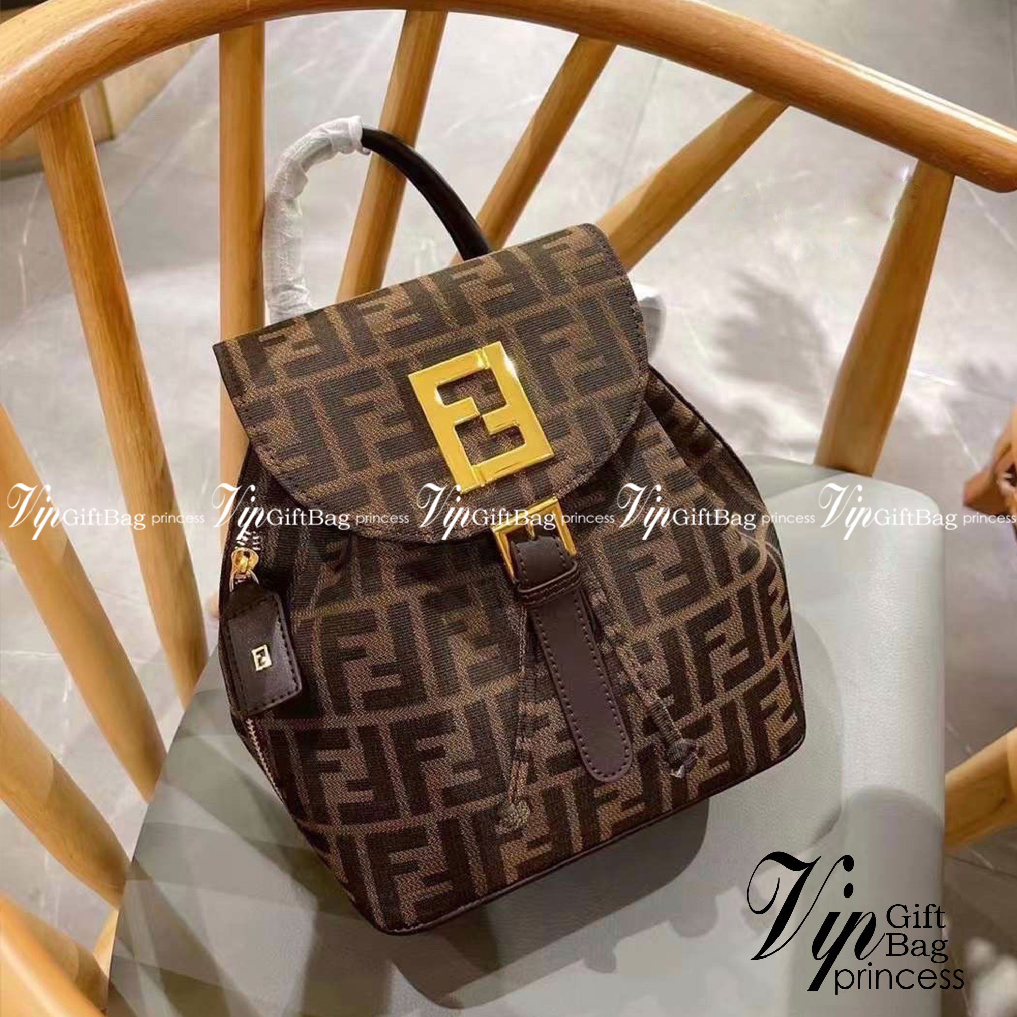 FENDI BACKPACK MONOGRAM กระเป๋าเป้เฟนดิ ทรงขนมจีบเปิดหน้า ผ้าทอลาย งานสวยปั้มทุกจุด ขนาดกำลังดีทรงน่ารักน่าใช้มากค่ะ ลายโมโนแกรมสวยตามฉบับแบรนด์ เด่นด้วยลายสัญลักษณ์แบรนด์ที่ฝากระเป๋า ตัดกับอะไหล่สีทอง ตกแต่งที่คล้องสายด้วยโลโก้ตัว FF สวยสะดุดตา ภายในกระเ