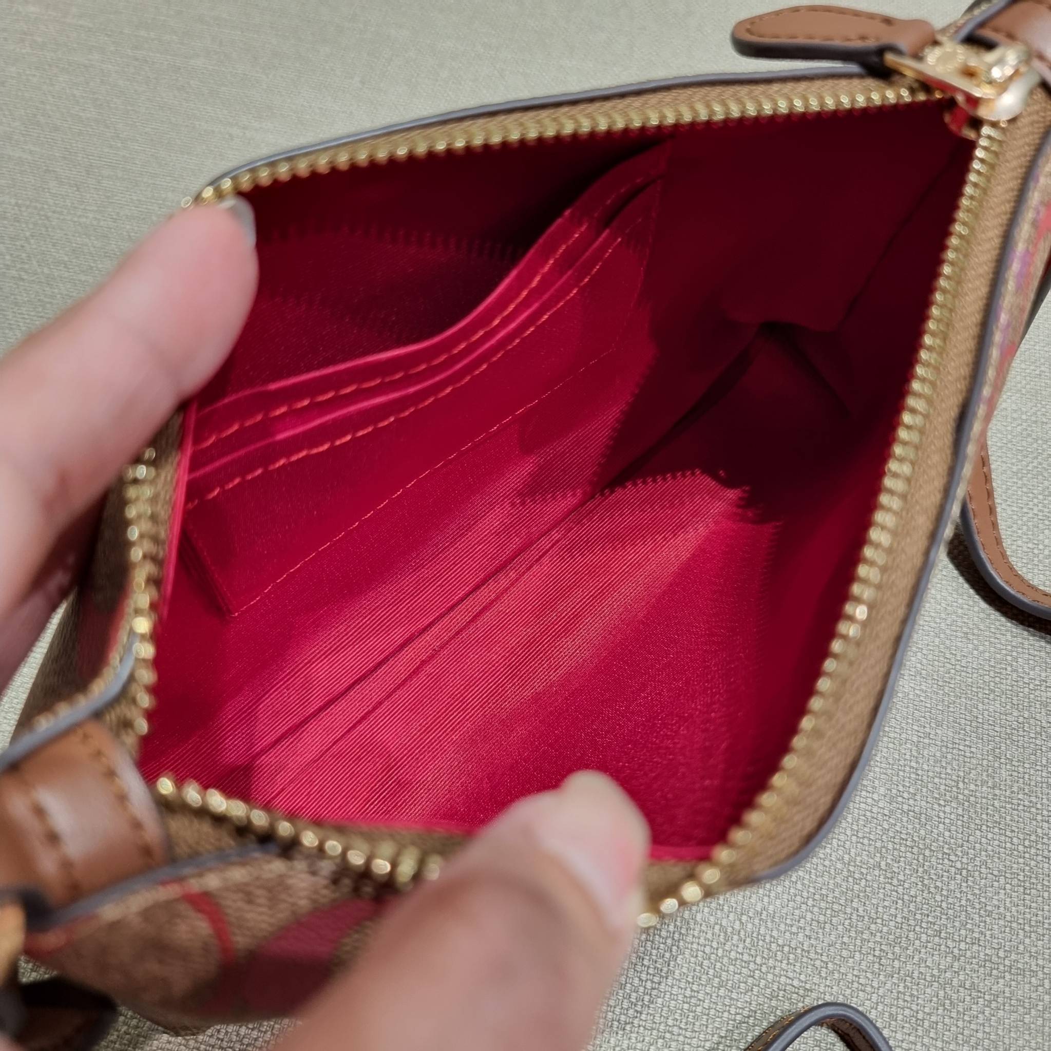 COACH C1653 ZIP TOP CROSSBODY IN RAINBOW SIGNATURE CANVAS คอลเลคชั่นใหม่ ปังและสวยไปอีกหนึ่ง สาวๆตามหาต้องไอเท็มนี้ กระเป๋าสะพายข้าง ใช้งานง่าย สายสะพายในตัว ปรับได้สบายๆ ดีไชน์รูปทรงออกมาคลาสสิค น่าใช้ วัสดุหนังแคนวาส เปิด-ปิดด้วยซิป ภายในเป็นช่องโล่ง มี