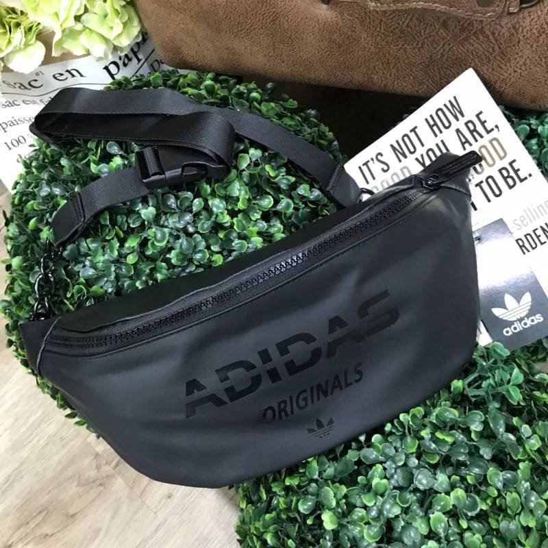 Adidas Waist Bag กระเป๋าสะพายสไตล์สปอร์ตแบบคาดเอวหรือคาดอกดีไซน์สุดฮิตใช้ได้ทั้งชายและหญิง วัสดุไนล่อนเนื้อแมทแบบนิ่มด้านหลังเป็นหนังเรียบ กันน้ำทำความสะอาดง่าย ขนาดกำลังดี น้ำหนักเบา ด้านหน้ามีโลโก้แบรนด์ เปิดปิดด้วยซิปสะดวกใช้ หัวซิปแบรนด์ สายสะพายเลื่อ
