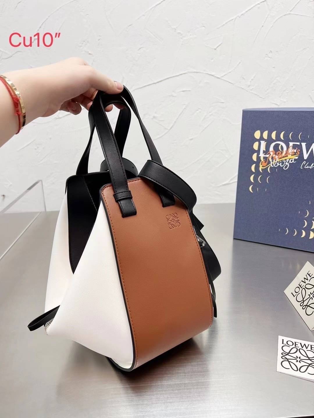 Loewe Hammock Bag / Loewe Small Hammock Leather Bag กระเป๋าถือหรือสะพาย รุ่น Rare items สุดๆ หนังสวยดีไซน์มีเอกลักษณ์ ใบขนาดกำลังดี น้ำหนักเบา สามารถปรับได้หลายทรง ด้านข้างมีซิปปรับขยายได้ ภายในโล่งกว้าง ใส่กระเป๋าสตางค์ กล้อง มือถือ ของใช้ได้เยอะ