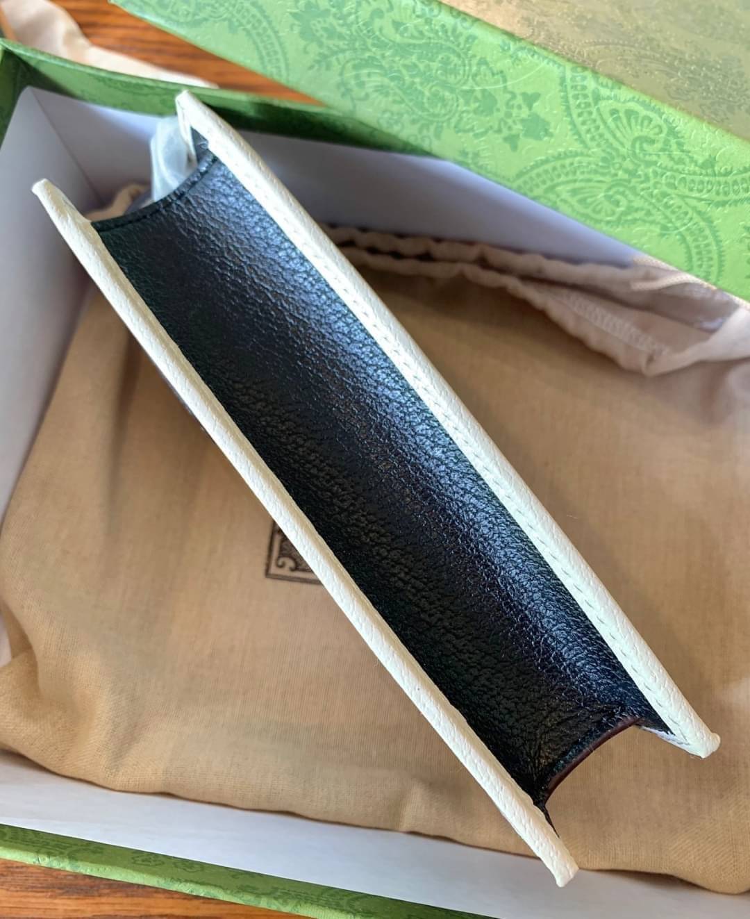 adidas x Gucci phone case ไม่มีได้ยังไง หนุ่มๆสาวๆต้องมีติดตัวค่ะ กระเป๋าใส่มือถือ มีโลโก้แบรนด์แบบนูนอันเป็นสัญลักษณ์ของคอลเลคชั่นนี้เลยค่ะ