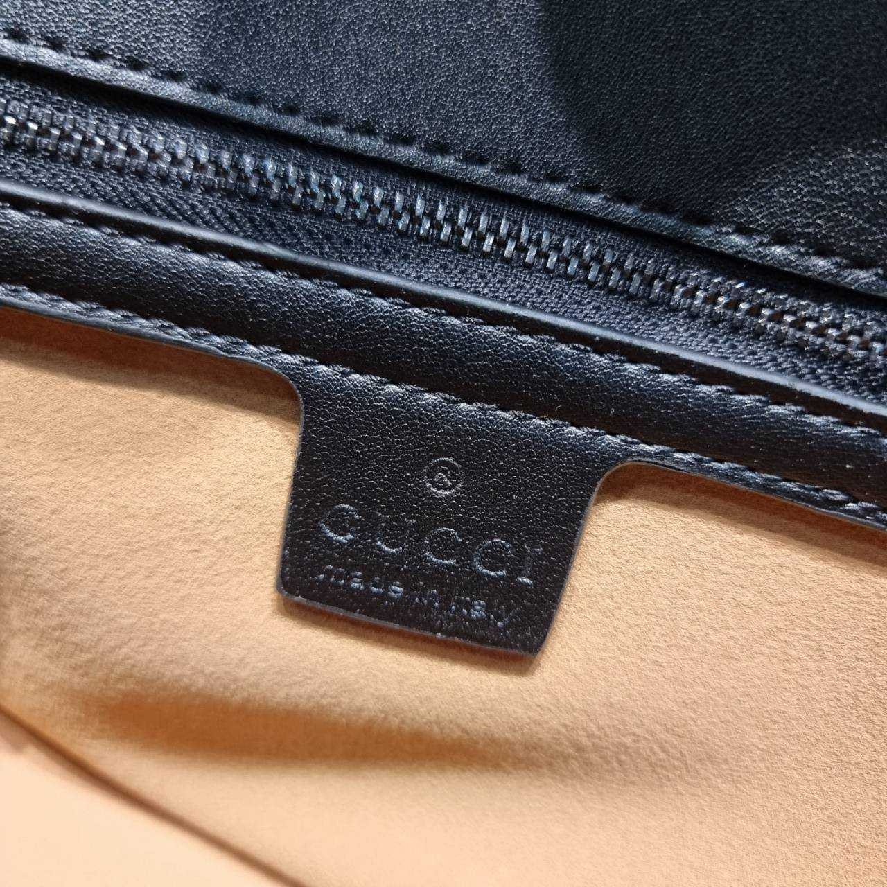 GG MARMONT SHOULDER BAG กระเป๋าสะพายข้างรุ่นคลาสสิค ดีไซน์ใหม่ อะไหล่ดำ สะพายขับผิว ดูแพง อัพลุคได้สบายๆ เปิด-ปิดด้วยตัวกดล็อคแน่นหนา ด้านหลังดีไซน์รูปหัวใจ 🖤