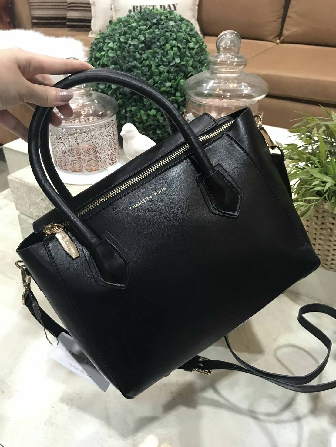 CHARLES & KEITH DOUBLE ZIP STRUCTURED BAG กระเป๋าถือหรือสะพายรุ่นใหม่ลชนช็อป ขนาดกำลังดี หนังเรียบสวยอยู่ทรงด้านหน้ามีโลโก้แบรนด์ เปิดปิดด้วยซิป ภายในกว้างจุของได้เยอะ ใส่ Ipad กระเป๋าสตางค์ หนังสือ ของใช้ได้จุ มาพร้อมสายสะพายยาวถอดปรับระดับได้ได้ มีหมุดร