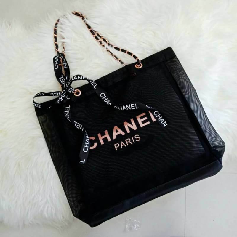 Chanel Shopping Bag With Chain & Ribbin กระเป๋าสะพายใบใหญ่ทรง Shopping Bag Limited Edition พรีเมี่ยมกิ้ฟของแท้นำเข้าจาก Chanel Perfume Counter ของแท้100% ใบใหญ่วัสดุ Nylon โปร่ง♡ ปั้ม CHANEL เปิดปิดด้วยแถบแม่เหล็กซ่อนด้านใน บุฟองน้ำที่ฐานมาพร้อมสาย