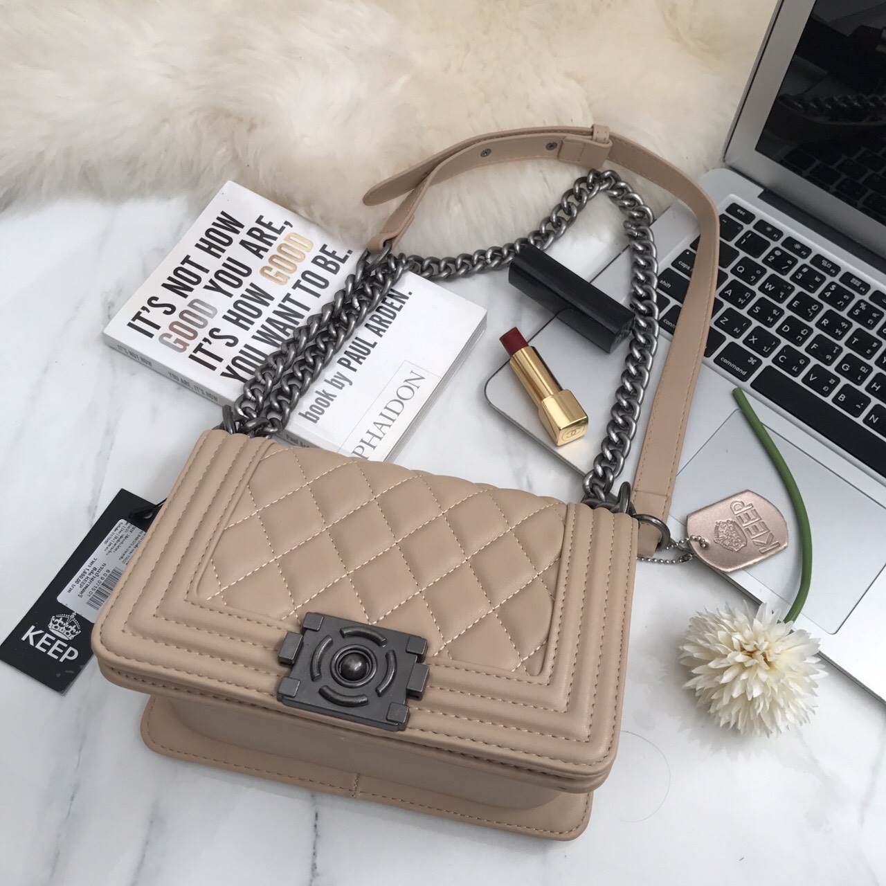 สีใหม่ รุ่นขายดี ' Cozy Beige ' !!!! KEEP Quited Boy Bag กระเป๋า ทรง boy style KEEP LOOK Cool มากๆ เลยน๊าใบนี้ ไม่มีถือว่า Out มากๆ 💘ตัวกระเป๋าอยู่ทรง ทำจากหนังแกะสังเคราะห์นิ่ม-ตึงสวย สายโซ่ มีที่รองไหล่ สะพายสบายคะ สายปรับ สั้น ยาวได้ค