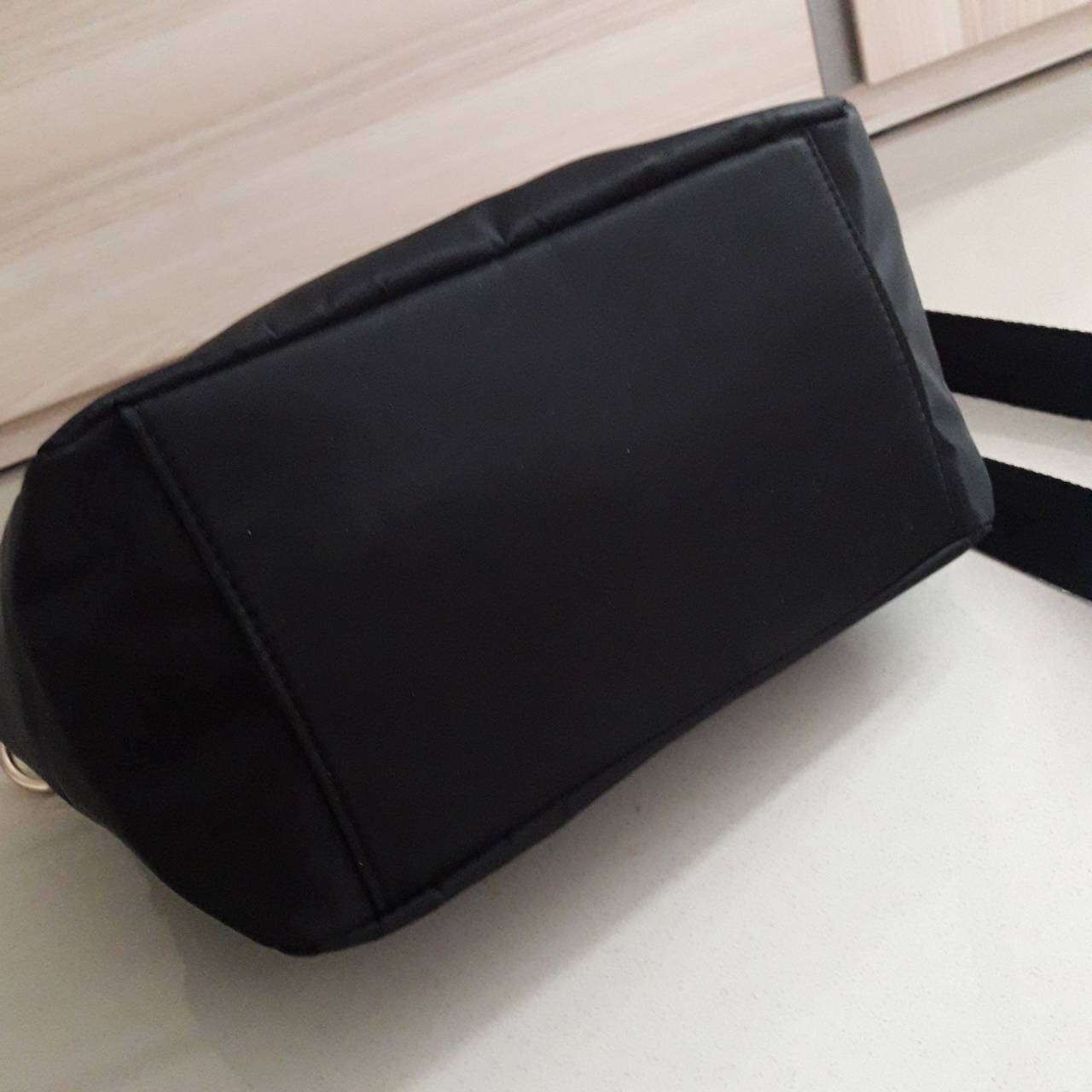 อีกหนึ่งรุ่นขายดีคะ! งานพรีเมี่ยมกิ้ฟ Prada nylon รุ่น Limited edition มาละค้า กระเป๋าทรงสวย จับจีบปากกระเป๋า ดีมาก วัสดุผ้าNyonกันน้ำ ตามแบบฉบับแบรนด์ เปิด/ปิดด้วยซิป ภายในเย็บติดป้ายหนังแบรนด์ มีช่องซิปเล็ก1 สามารถใส่ของจุกกจิกได้ สามารถใส่IPad mimiได้ 