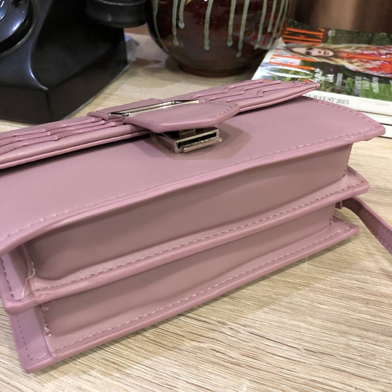 Charles&kieth chevron detail textured slingbag 2017 กระเป๋าหนัง PU ขนาดมินิหนังเนื้อเรียบ ดีไซน์เก๋ ด้านหน้ามีแทคห้อยแบรนด์ เย็บซิกแซกเก๋ มาด้วยสี 2 tone มีตัวล็อคหน้าแบบเข็มขัด ปั๊มแบรนด์บนโลหะ สายสะพายโซ่คั่นหนังรองบ่า ภายในมี 2 ช่อง มีช่องซิปเล็ก เปิดป