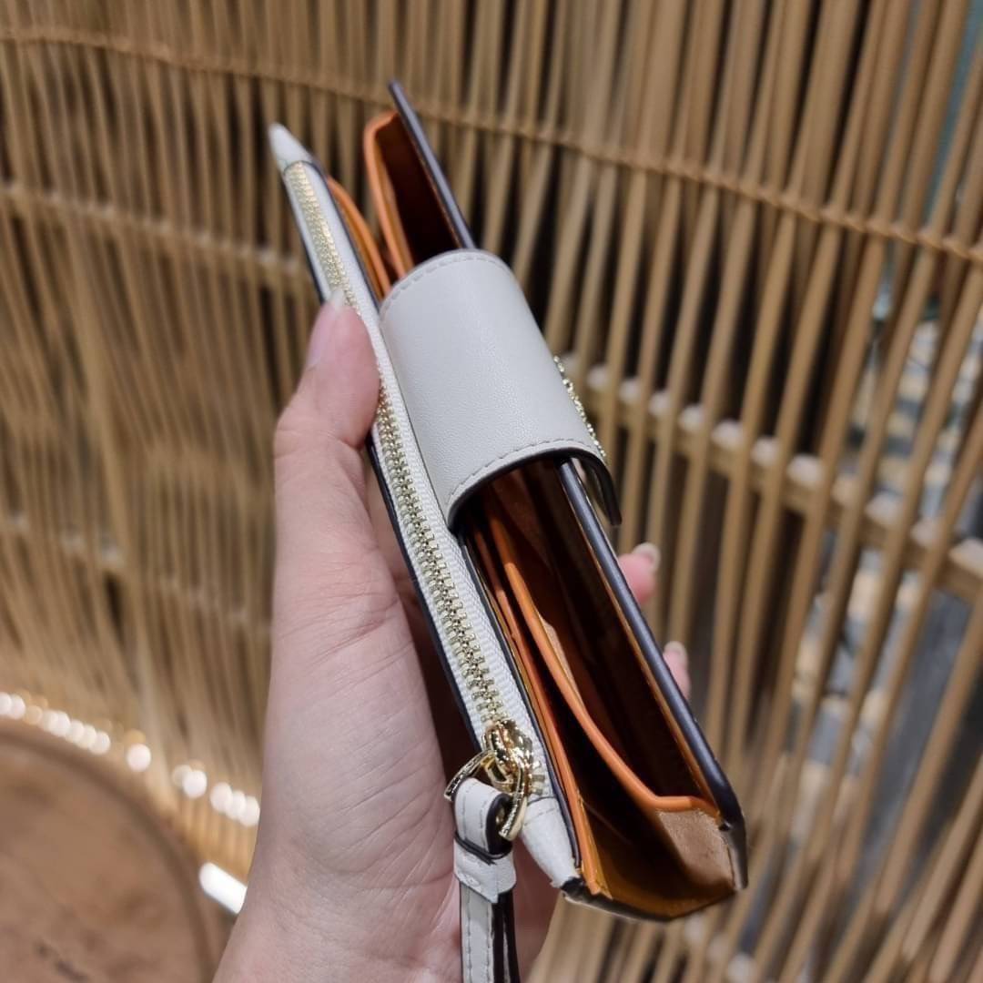 COACH C3371 TECH PHONE WALLET WITH SPACED WILDFLOWER ดีไซน์ใหม่ คอลเลคชั่นสวยหรู กระเป๋าสตางค์พร้อมสายคล้องมือ ง่ายต่อชีวิตมากจ้า!! มันดีอะไรเบอร์นี้ ใส่ได้ทั้งบัตร และโทรศัพท์ก็ใส่ได้ทุกรุ่น แถมยังมีช่องซิปแยกไปอีก ช่องเยอะไม่ต้องห่วงจริงๆ วัสดุหนังแคนวา