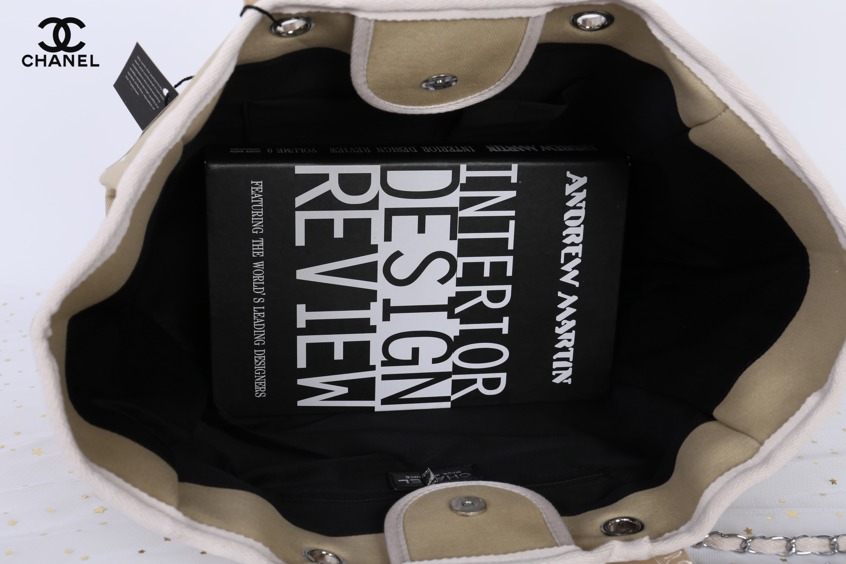 Chanel Tote canvas premium gift จากแบรนด์ Chanel กระเป๋าสะพาย Chanel Tote canvas โลโก้ปัก กระเป๋า ทรง Tote ผ้า canvas เนื้อหนาอย่างดี มีซับใน ด้านหน้าปักโลโก้แบรนด์หรู **จุดเด่นที่ หูจับมี 2 แบบคือ แบบสายหนัง และ โซ่ สามารถ สะพายไหล่ได้คะ ใบใหญุจุของคุ้ม