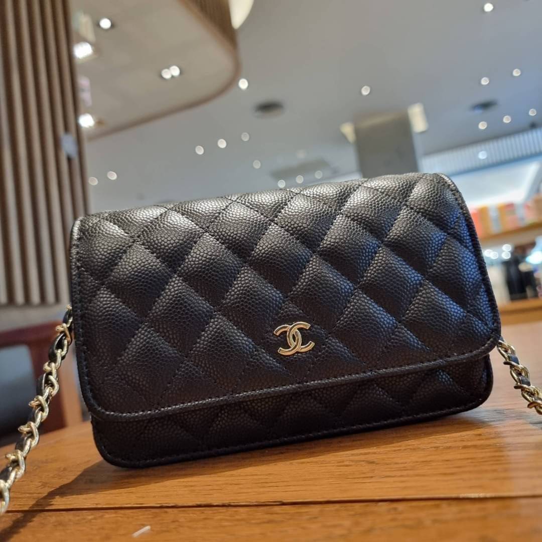 VIP 🥂 CHANEL WOC ฮอตกว่ารุ่นนี้คงไม่มีแล้ว!! เป็นรุ่นที่ถูกถามหาเยอะสุด!! ขายดีสุด!! และหมดไวมากๆ กระเป๋าสะพายข้างหนังลายคาร์เวีย มาพร้อมโซ่สะพายในตัว (ถอดออกไม่ได้) อะไหล่ทอง ดูผู้ดี้ ผู้ดี!! เปิด-ปิดกระเป๋าด้วยกระดุมแม่เหล็ก ภายในกระเป๋าเป็นช่อง