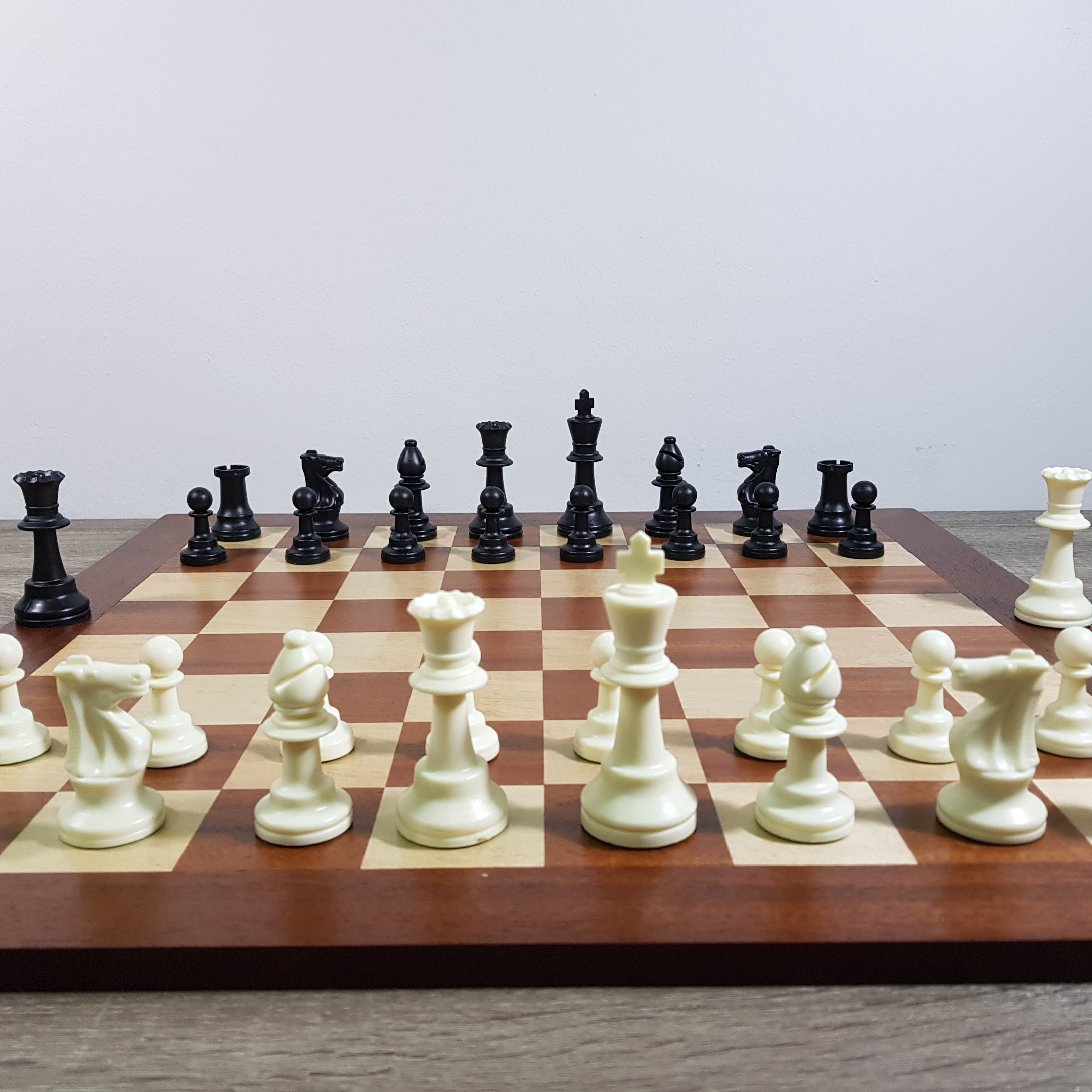 ชุุดหมากรุกสากลกระดานไม้ช่องขนาด 5.5x5.5 cm.พร้อมตัวหมากวัสดุเรซิ่นมีที่ถ่วงน้ำหนัก