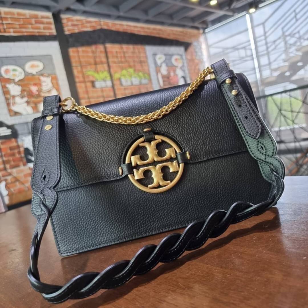 TORY BURCH MILLER SHOULDER BAG รุ่นยอดนิยม รุ่นหายาก รุ่นที่สาวๆตามหา ใบนี้เลย!! สวยหรู ผู้ดีทุกสี กระเป๋าสะพายไหล่ ดีไซน์อยู่ทรง คลาสสิคแฝงความหรูด้วยโลโก้สีทองอร่ามโดดเด่น