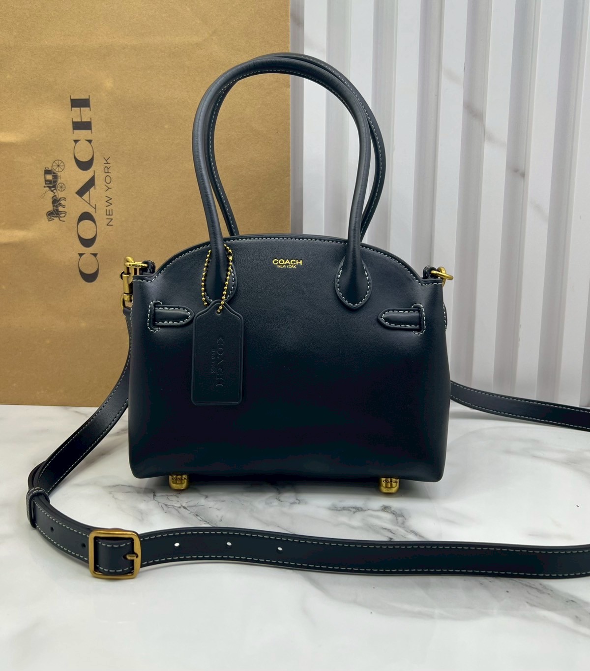 ORI หนังแท้ | Coach Soft Empire Carryall Bag 28 กระเป๋าสะพายทรงโฮโบ รุ่นใหม่ล่าสุด ดีไซน์เรียบง่าย สะพายไปคาเฟ่ ไปเที่ยวถ่ายรูปสวยๆ คือเหมาะสุดๆ หูสะพายยาว พอดีไหล่ ภายในแบ่งสัดส่วนไว้ดี ใบจริงหนังสวยมากๆ