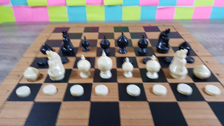 ชุดหมากรุกไทยตัวพลาสติกกระดานไม้พับช่องถมดำ