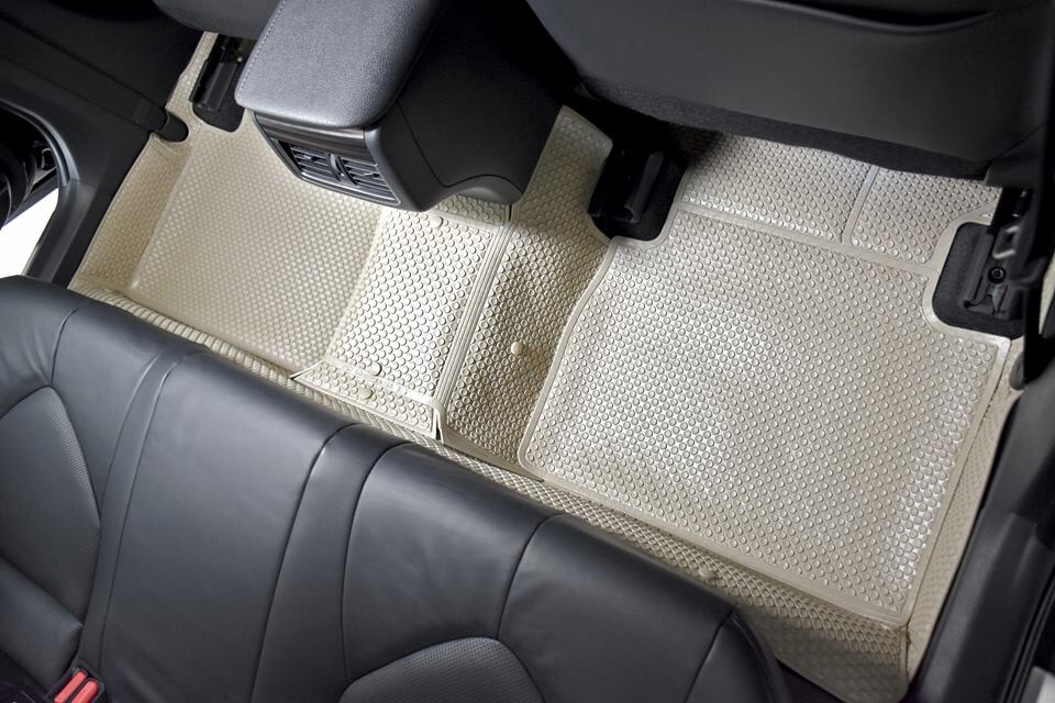 พรมปูพื้นรถยนต์ TOYOTA CAMRY 2019-24 กระดุมเม็ดเล็กรีดขอบ สีครีม เต็มคัน เข้ารูป