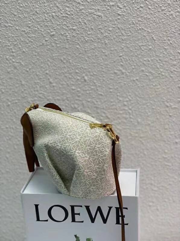 LOEWE Mini Canvas Anagram Jacquard Elephant Bag คอลเลคชั่นใหม่ล่าสุด น้องช้างไซส์มินิน่ารักมากมาย งานแบรนด์หรูจากประเทศสเปน โลเอเว่ (LOEWE) กระเป๋ารูปทรงช้างเป็นเหมือนหนึ่งในซิกเนเจอร์ของแบรนด์ ดีไซน์คงเอกลักษณ์วัสดุ Anagram Canvas Jacquard Fabric ผสมผสาน