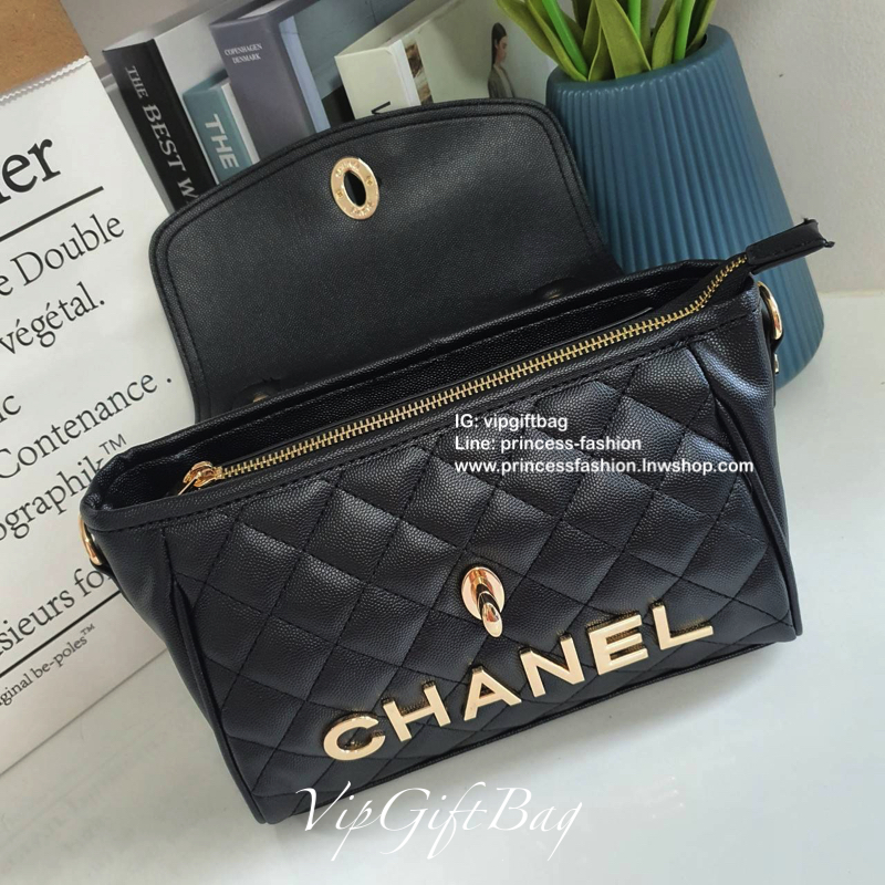 CHANEL VIP GIFT SHOULDER BAG รุ่น LIMITED จากงาน VIP GIFT(GWP) **มันดียยยย์มากแม่ ของแท้100% วัสดุหนังคาเวียร์เต็มใบ ด้านหน้าประดับโลโก้ทองสุดหรู ประดับสายร้อยลูกปัด CHANEL ฝากระเป๋่เปิดปิดด้วยกระดุมแป้กหมุน ด้านในรูดซิปอีกชั้น ช่องใหญ่กว้าง ด้านนึงเป็นช่