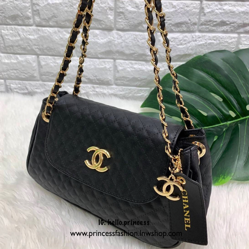 Chanel Quilted Shoulder Bag With Chain VIP Gift With Purchase (GWP) VIP. Gigt ของแท้! Chanel Perfume Counter ขนาดกำลังดี น้ำหนักเบา วัสดุหนัง pu. ลายตาราง เปิดปิดด้วยฝาปิดกระดุมแม่เหล็ก ด้านหน้ามีโลโก้แบรนด์ ประดับ Tagหนังดูมีดีเทล อะไหล่แบรนด์รอบใบ ภายใน