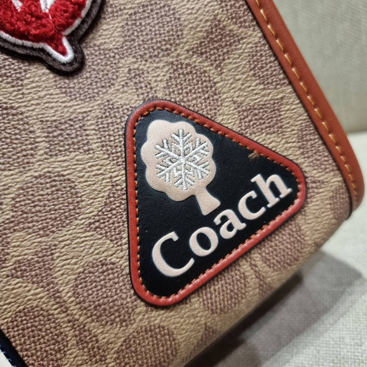 COACH C6846 FIELD TOTE IN SIGNATURE CANVAS WITH PATCHES คอลเลคชั่นใหม่สุดปัง!! สกีเรทโทร ดีไซน์วินเทจ ต้อนรับฮอลิเดย์นี้กันแบบที่สุด กระเป๋าทรงโท้ท ไซส์ใหญ่จุคุ้ม ฟังก์ชั่นการใช้งานสะดวกที่สุด มีทั้งสายคล้องแขนในตัว และสายครอสบอดี้ โดดเด่นด้วยแพทช์ลวดลายค