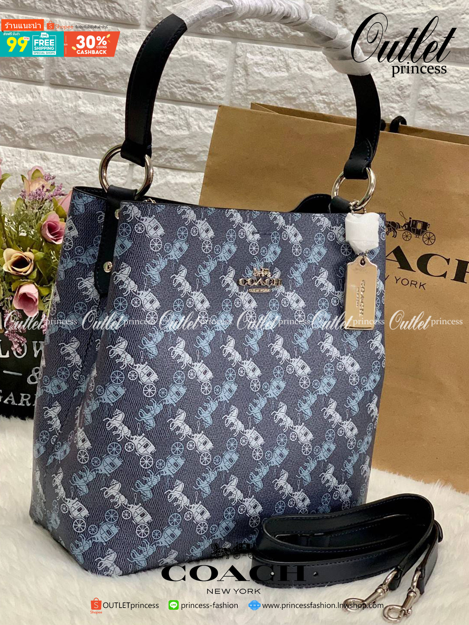 COACH TOWN BUCKET BAG WITH HORSE AND CARRIAGE PRINT ((2081-236)) 🔺กลับมาแล้ว ตามคำเรียกร้องค่ะ! กระเป๋าคล้องไหล่//สะพายข้างได้ วัสดุ pvc อย่างดี หนังนิ่มป่องพองตัวสวยงาม ลายรถม้าทั้งใบค่ะ ภายในกระเป๋าแบ่งเป็น2ช่องหลัก เปิดปิดแบบกระดุมแม่เหล็ก ภายใ