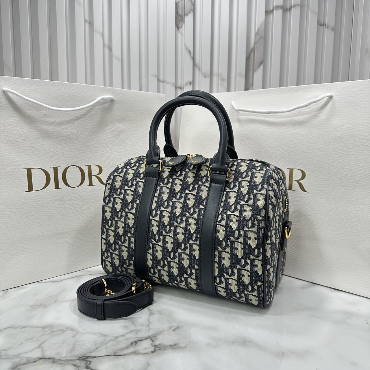 DIOR Groove 25 Bag / Dior Keepall Macrocannage Leather / Oblique Jacquard กระเป๋าสะพายทรงบอสตัน Keepall ทันสมัยและสง่างาม ใช้งานได้ทั้งแบบสะพายไหล่หรือสะพายแบบครอสบอดี้ เหมาะเป็นไอเทมคู่ใจในชีวิตประจำวัน เกรดออริ 1:1