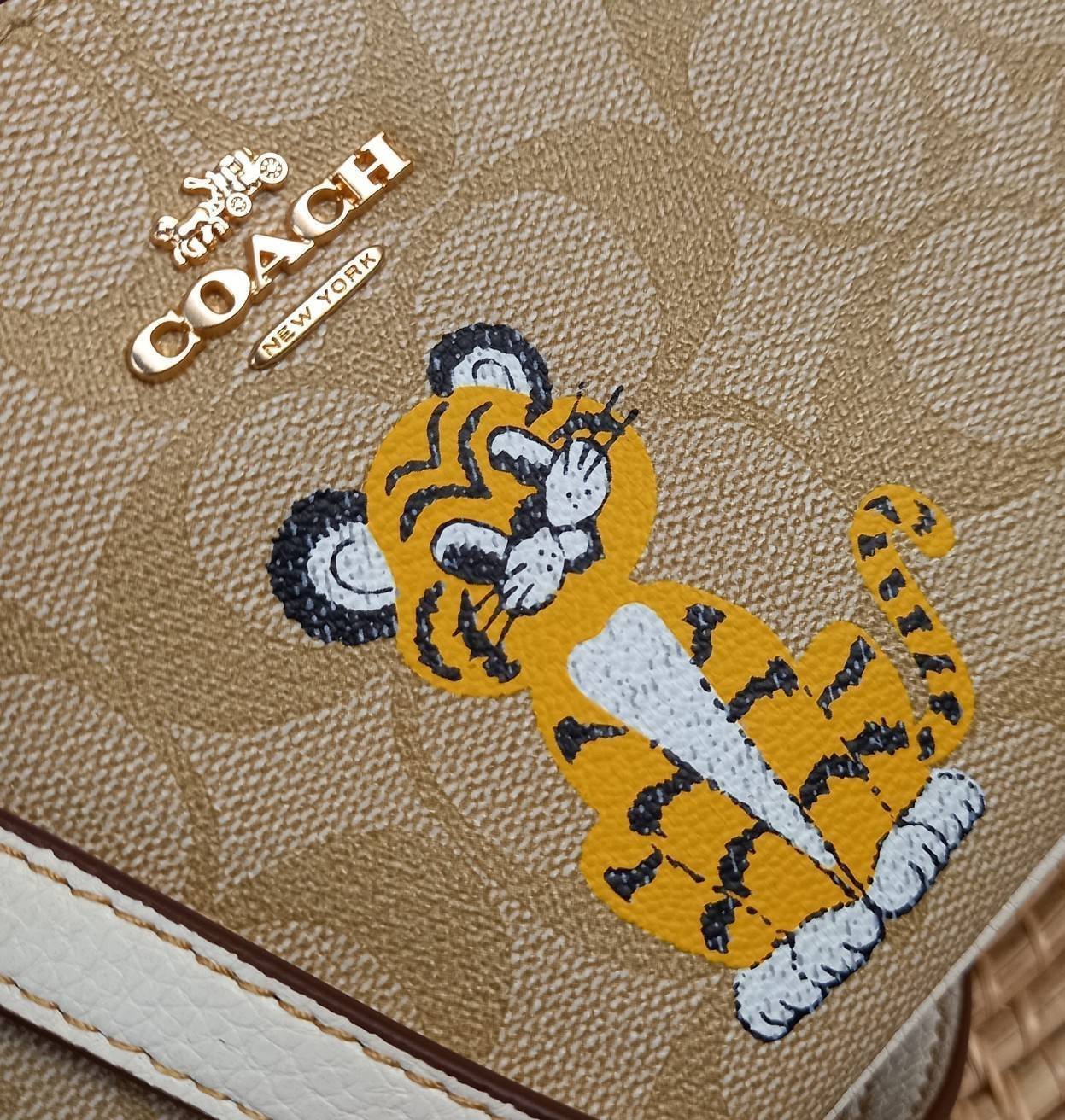 COACH NOLITA 19 IN SIGNATURE CANVAS WITH TIGER (C7699) 😻กระเป๋าถือ กระเป๋าสะพายทรงพอชเล็ก ปรับเป็นคล้องมือได้ รุ่นนี้ บอกเลยว่าใช้ง่ายสะพายคล่องมากๆ// จะสะพายไหล่ หรือปรับเปลี่ยนมาเป็นแบบคล้องมือเก๋ๆก็ยังได้ เพียงแค่ถอดตะขอมารวมกันไว้ที่หูกระเป๋าข
