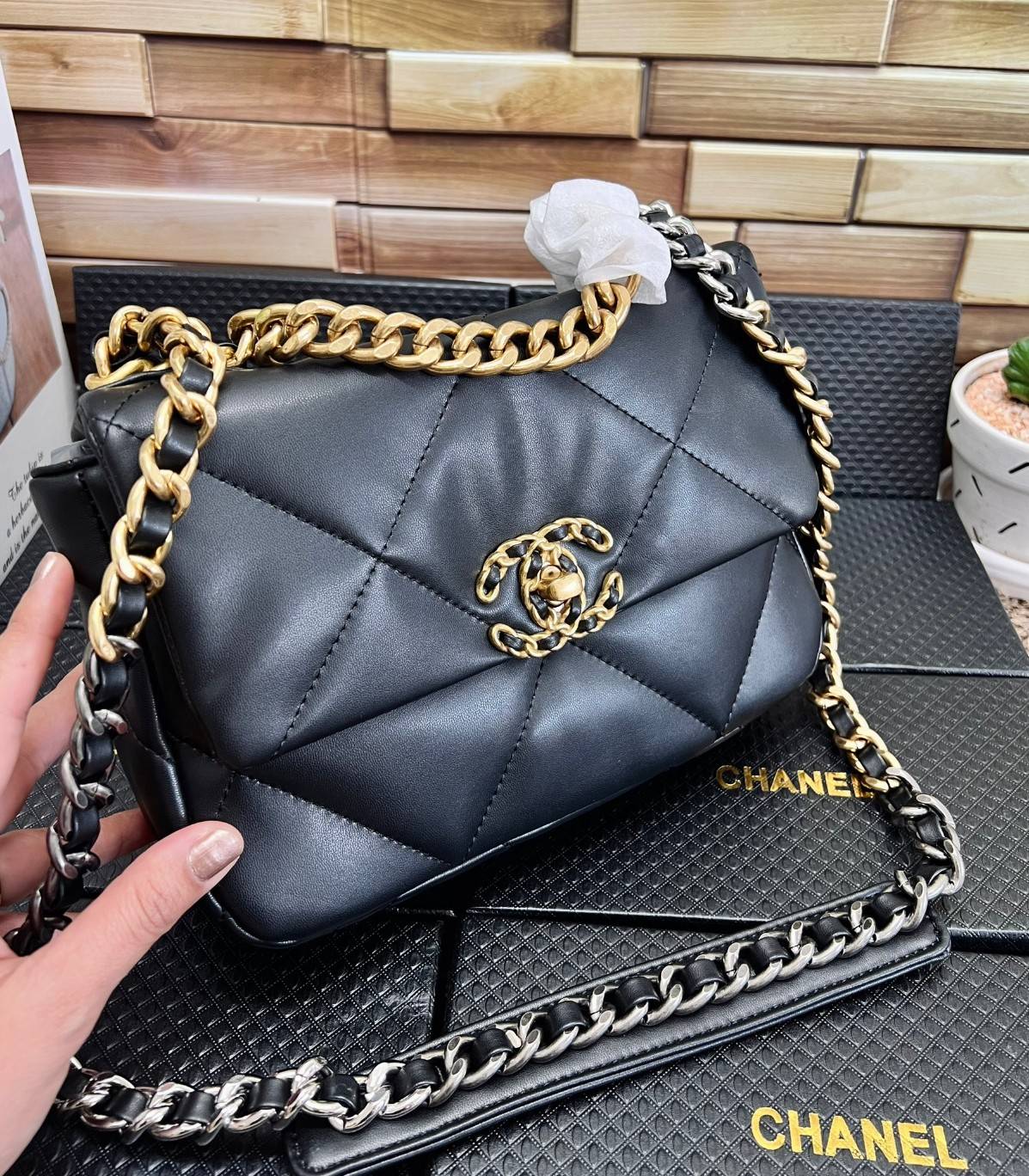 CHANEL 19 FLAP BAG / CHANEL LEATHER SHOULD BAG จำนวนจำกัด_หนึ่งในรุ่นที่สาวๆต้องมีค่า