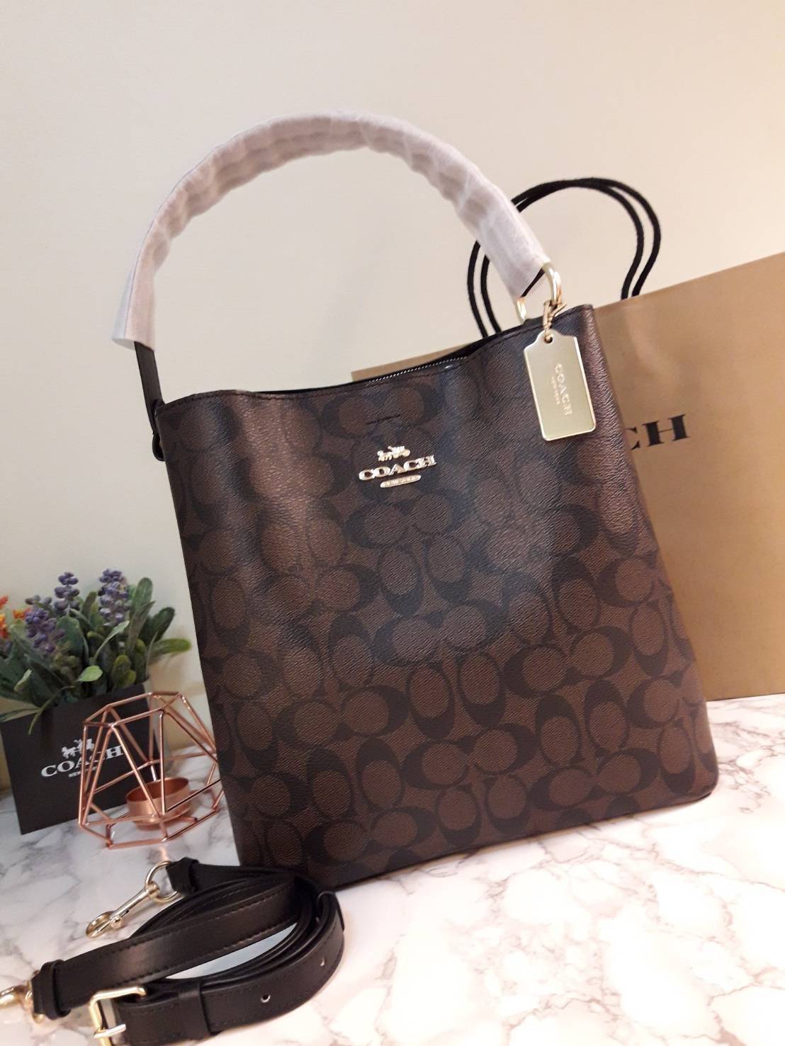 ใบใหญ่ 10" COACH TOWN BUCKET BAG IN SIGNATURE CANVAS (COACH 91512) 🌺 เป็นสีที่ขายดีมากๆ และหายากมากๆด้วย!! //ขนาด 10 นิ้ว ใส่ของได้จุใจ!! //กระเป๋าสะพายข้าง //วัสดุหนังแคนวาสอย่างดี หนังสวย อยู่ทรง มีสายสะพายยาว ใช้สะพายเป็นคลอสบอดี้ได้ สายยา