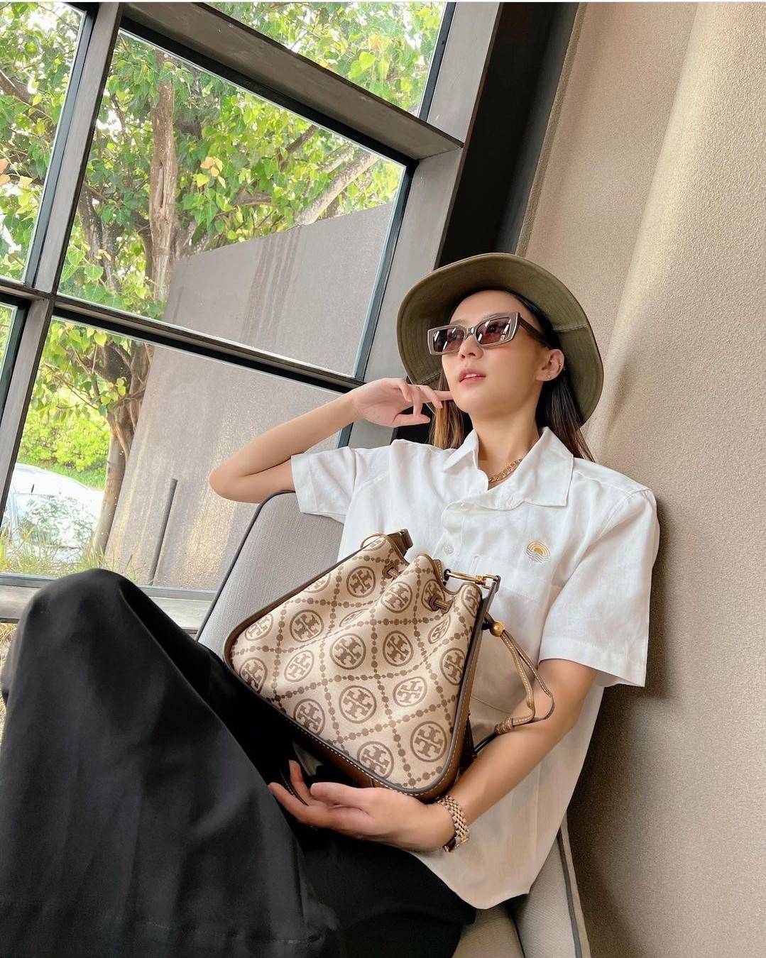 TORY BURCH T MONOGRAM JACQUARD BELL BAG คอลเลคชั่นใหม่ กับกระเป๋าลายโมโนแกรมยอดฮิต ที่มาในรูปทรงดีไซน์สวยเก๋ ชิคๆคูลๆ รับรองว่าไม่มีเกร่อ ตัวกระเป๋าทรงเหลี่ยม รูปเก็บทรงได้ในส่วนของปากกระเป๋า หรือไม่รูด ก็ได้ความสวยไปอีกแบบ วัสดุผ้า jacquard ตัดสลับหนังแท