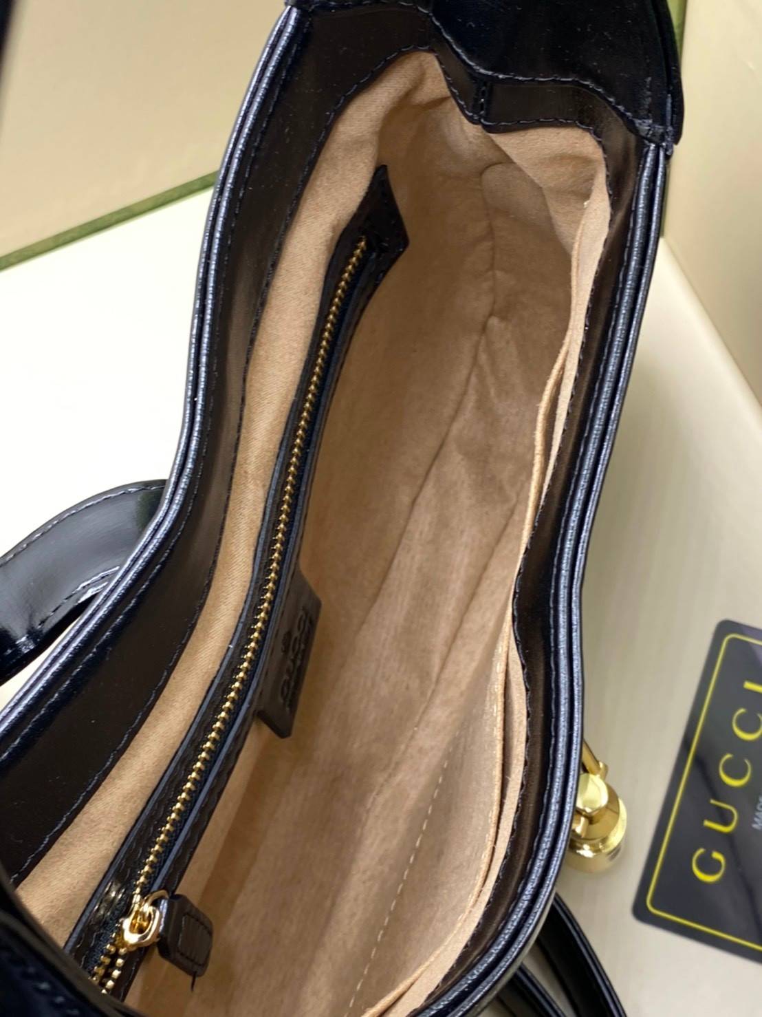 VIP GIFTbag 】หนังแท้ GUCCI Jackie 1961 mini shoulder bag กระเป่ารุ่นฮิตจาก Gucci ต้องบอกเลยว่าสำหรับสาวๆหลายคนนั้น ที่ชื่อชอบ หรือเป็นสาวกกลับแบรนด์อย่าง Gucci ต้องบอกเลยนะว่าสำหรับรุ่นนี้ห้ามพลาดไปทีเดียว บอกว่าได้เป็นตำนานควาวินเทจได้อย่างดี โดยขนาดของต