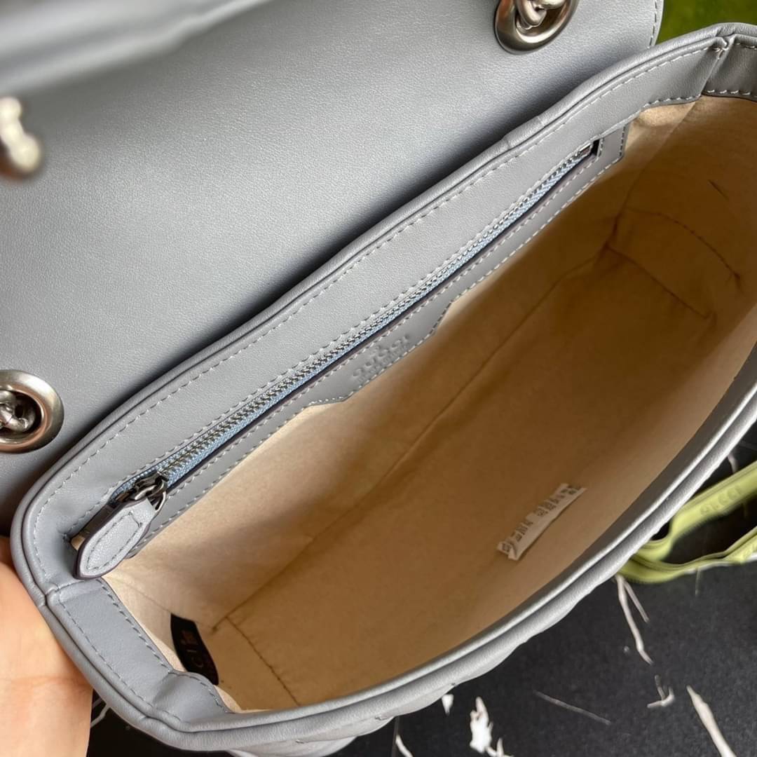 หนังแท้ 26cm GUCCI GG Marmont leather shoulder bag แบบใหม่ล่าสุด ราคานี้หนังแท้คือคุ้มมากเลยค่าสาวๆ ต้องจัดแล้วน้าา ยกระดับความหรูให้กับตัวเองกันหน่อย ด้วยกระเป๋ารุ่นนี้!! ครอสบอดี้ที่ดีไซน์หรู อัพเลเวล ในราคาที่จับต้องได้ พร้อมเสิร์ฟความสวยตรงถึงบ้านแล้ว