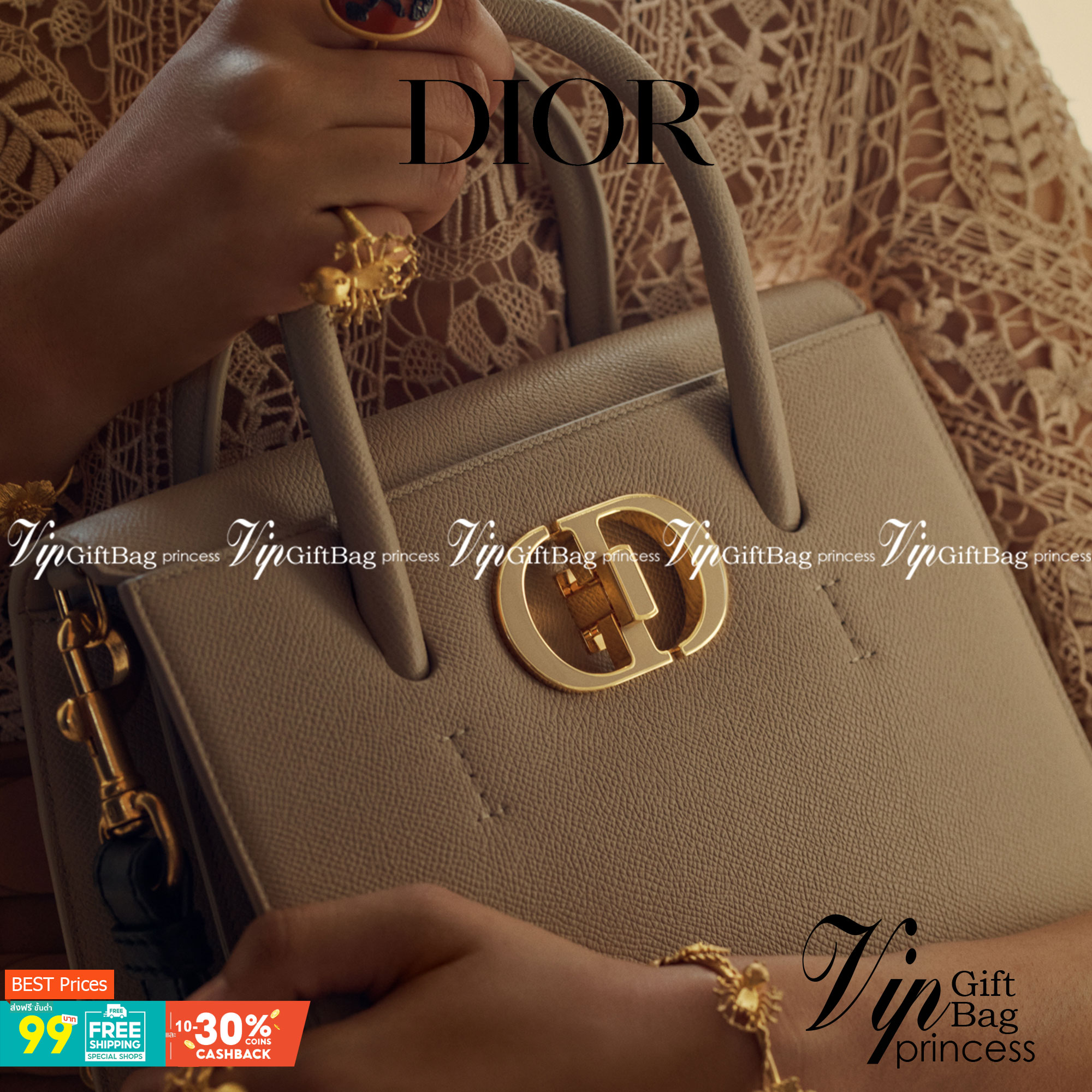 หนังแท้ DIOR Medium ST Honore Tote Collection Fall/Winter 2020-2021 มาในรูปแบบกระเป๋าทรงสี่เหลี่ยมที่ได้มาตรฐาน ทำจากหนังลูกวัว (Calfskin) ลายเกรน ซึ่งสื่อถึงความหรูหราได้อย่างลงตัว ตัวด้ามจับ มีการเย็บเข้าด้านในของกระเป๋าเพื่อเพิ่มความแข็งแรงทนทาน ด้านหน