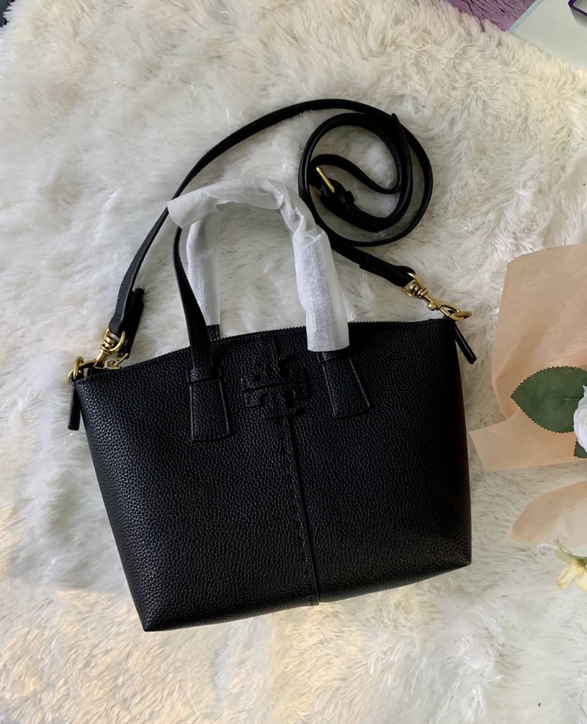 Tory Burch McGraw Mini Top Zip Satchel กระเป๋าสะพายทรงสวย ขนาดกำลังดี หูจับถนัดมือ วัสดุหนังแกะสังเคราะห์หนังสวยเงาขึ้นรูป ประดับโลโก้แบรนด์ด้วยหนังที่ด้านหน้า จะสะพายข้างหรือcrossbody ได้หมด แมทกับชุดได้ง่าย น้ำหนักเบาค่ะ มาพร้อมสายสะพายยาวปรับระดับได้ ถ