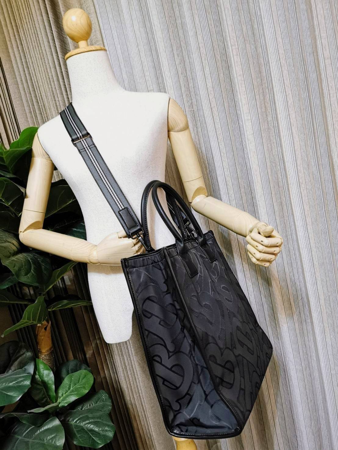 VIP 】ห้ามพลาด! พร้อมส่ง Rare Items! NEW ARRIVAL! BURBERRY FRAGRANCES MONOGRAM TOTE BAG VIP GIFT WITH PURCHASE (GWP) Limited Edition จาก BURBERRY PURFUME COUNTER วัสดุหนังแท้และ POLYAMIDE ขึ้นลาย TB Monogram ประดับโลโก้ด้านหน้า ใบใหญ่จุใจ ใส่หนังสือ เอกสาร